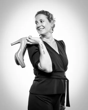Account manager Monique hoge hakken