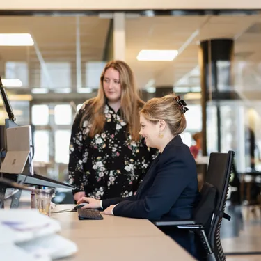 People en Culture aan hun bureau