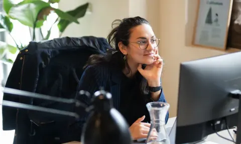 Alice-sitting-behind-desktop