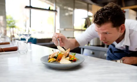 Chef is bezig met moleculair koken